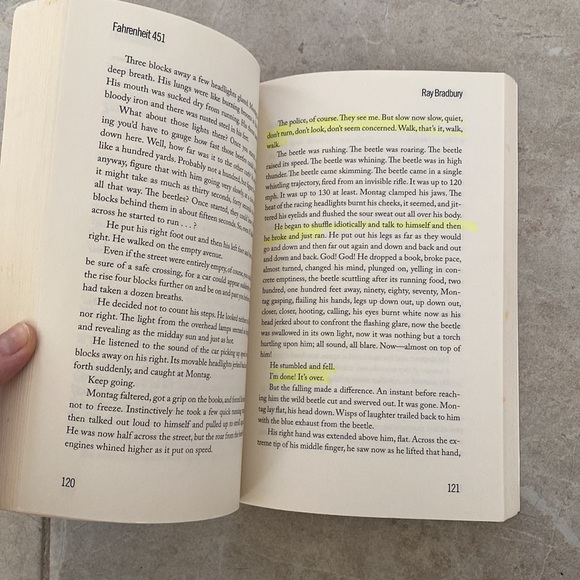 Fahrenheit 451 Paperback Edition Ray Bradbury - Picture 5 of 5